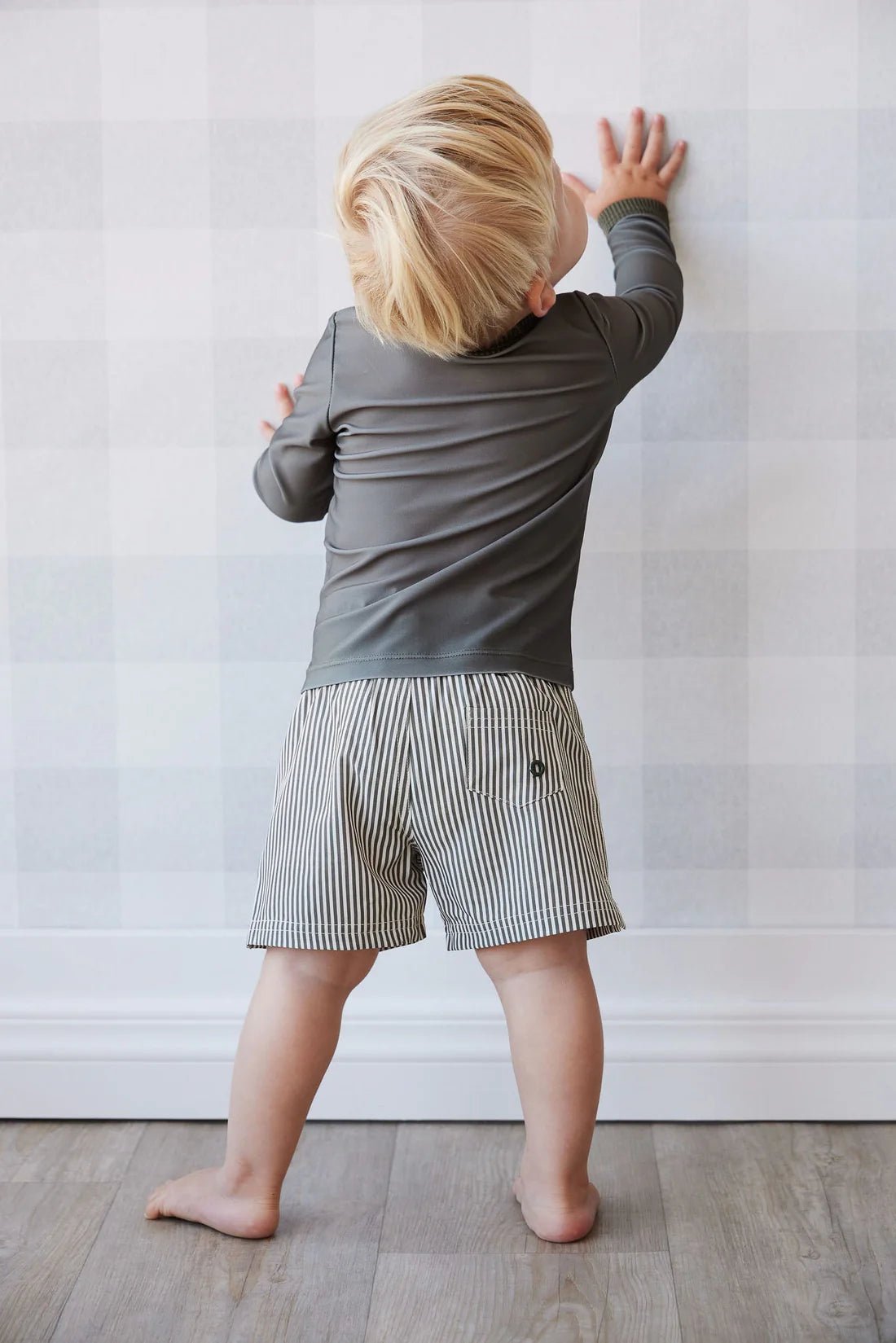 Noah Short - Fine Vertical Stripe Dark Olive - Mimi et Lion
